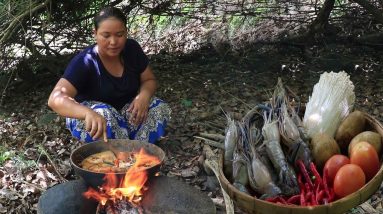 Cooking curry Shrimp Spicy with Mushroom & Potato for Food delicious - Survival Cooking TV ep49